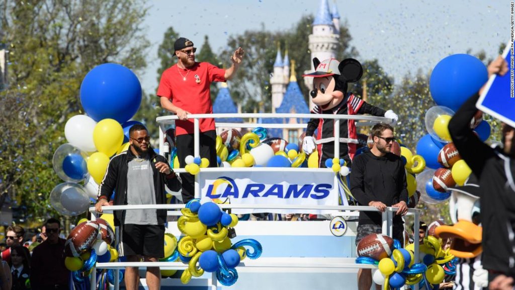 LeBron James organisiert die „City of Champions“-Parade, um den Sieg im LA Rams Super Bowl LVI zu feiern