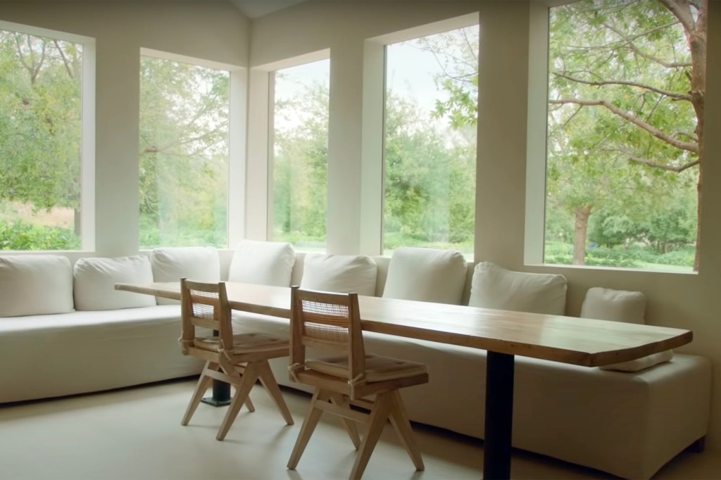 Zimmer mit Aussicht: Die Frühstücksecke blickt auf einen ruhigen, grünen Garten.