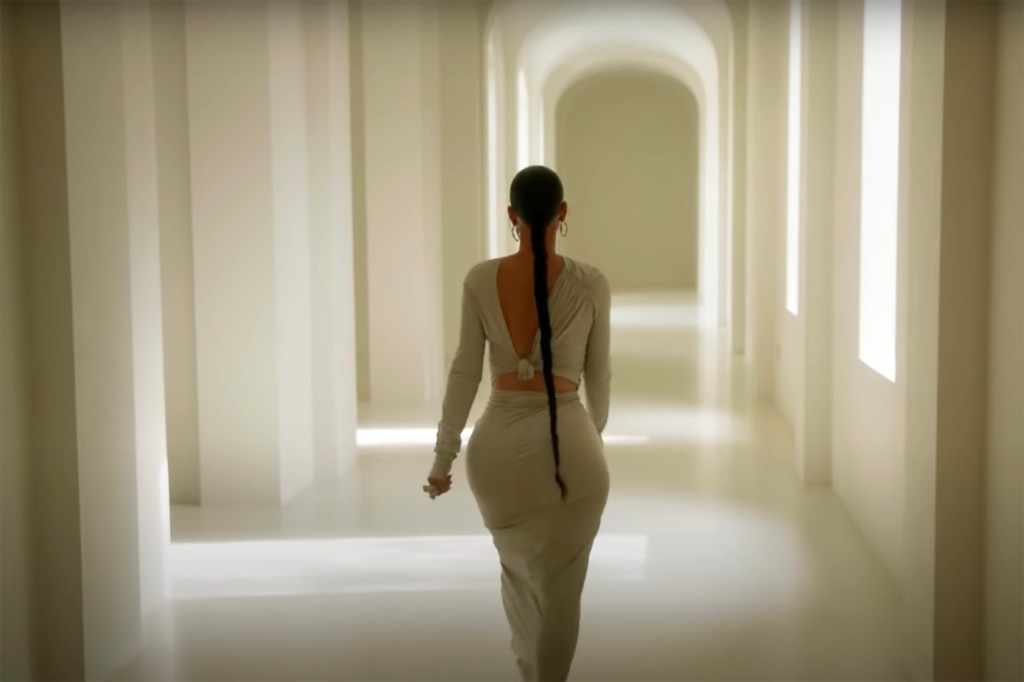 Kardashian wurde gesichtet, wie er durch den Flur des atemberaubend vermüllten Hauses wanderte.