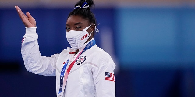Die Amerikanerin Simone Biles reagiert nach dem Gewinn der Bronzemedaille auf dem Schwebebalken beim Orgelfinale der Kunstturnen der Frauen bei den Olympischen Sommerspielen 2020 am 3. August 2021 in Tokio, Japan.
