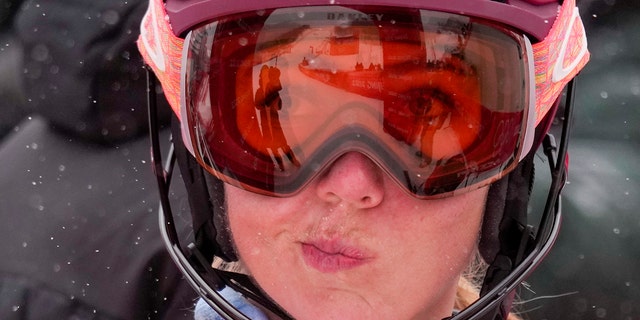 Die Amerikanerin Mikaela Shiffrin posiert nach ihrem Sturz im Slalom der Frauen bei den Olympischen Winterspielen 2022 am 17. Februar 2022 im Pekinger Stadtteil Yanqing.
