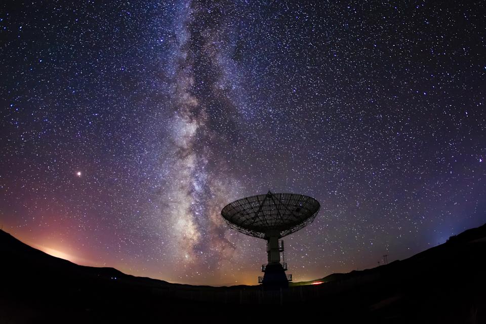 Radioteleskope und die Milchstraße bei Nacht