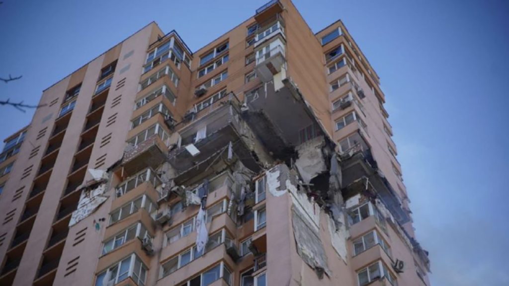 Wohnhochhaus in Kiew von Raketenangriff getroffen