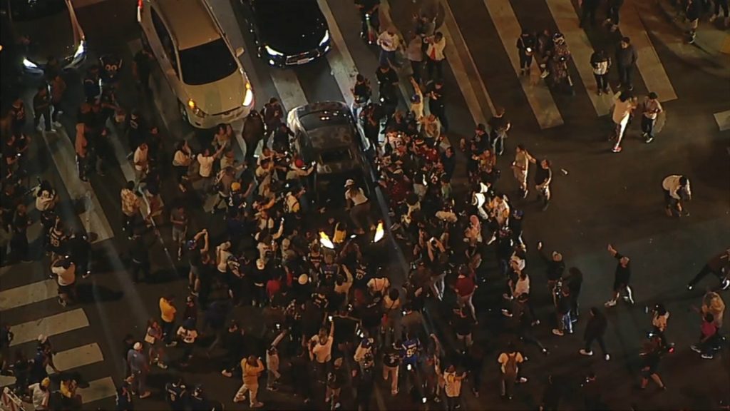 Rams-Fans gehen in der Innenstadt von Los Angeles auf die Straße, um den Sieg beim Super Bowl zu feiern, LAPD erklärt Versammlungen für illegal
