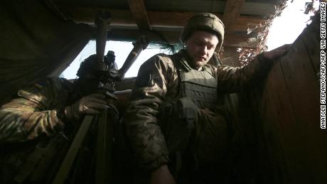 Ein ukrainischer Soldat blickt am 17. Februar 2022 durch ein Fernglas auf die Frontlinie mit von Russland unterstützten Separatisten in der Nähe von Novologansk in der Region Donezk. 