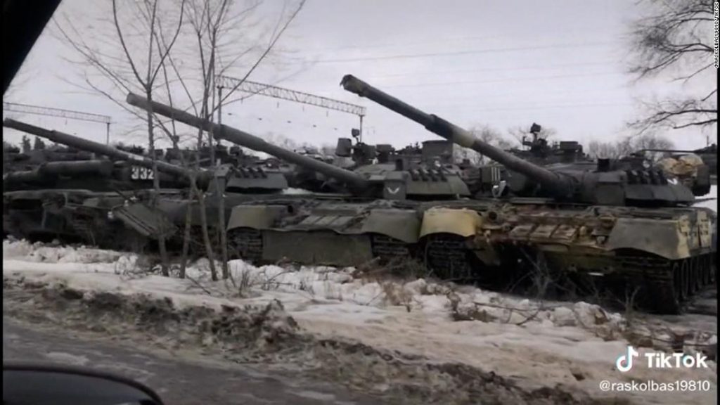 Videos zeigen russische Einheiten und Raketen, die sich der ukrainischen Grenze nähern
