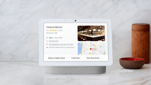 Googles Nest Hub Max ist ein 10-Zoll-Smart-Display, das unter anderem Fotos anzeigen, Videoanrufe tätigen, Smart-Home-Geräte steuern und auf den Google-Assistenten zugreifen kann.  Die Lautsprecher sind nicht die besten und es gibt keinen physischen Verschluss für die eingebaute Kamera.