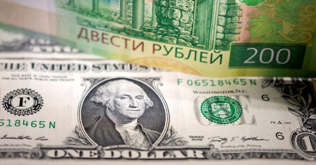 Der russische Rubel fiel nach der Herabstufung der Kreditwürdigkeit auf neue Tiefststände