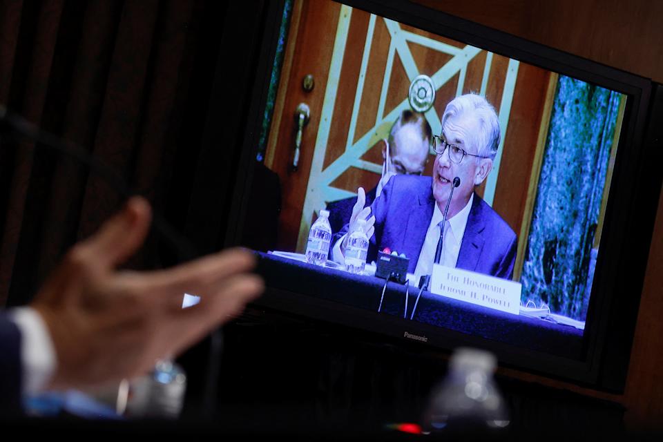Der Vorsitzende der US-Notenbank, Jerome Powell, ist auf Video zu sehen, als er vor der Anhörung des Senatsausschusses für Stadtentwicklung, Banken und Wohnungswesen zur Federal Reserve aussagt 