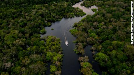 Eine Luftaufnahme eines Schnellboots auf dem Gurora-Fluss in der Gemeinde Karuari, im Herzen des brasilianischen Amazonas-Regenwaldes, 15. März 2020. 