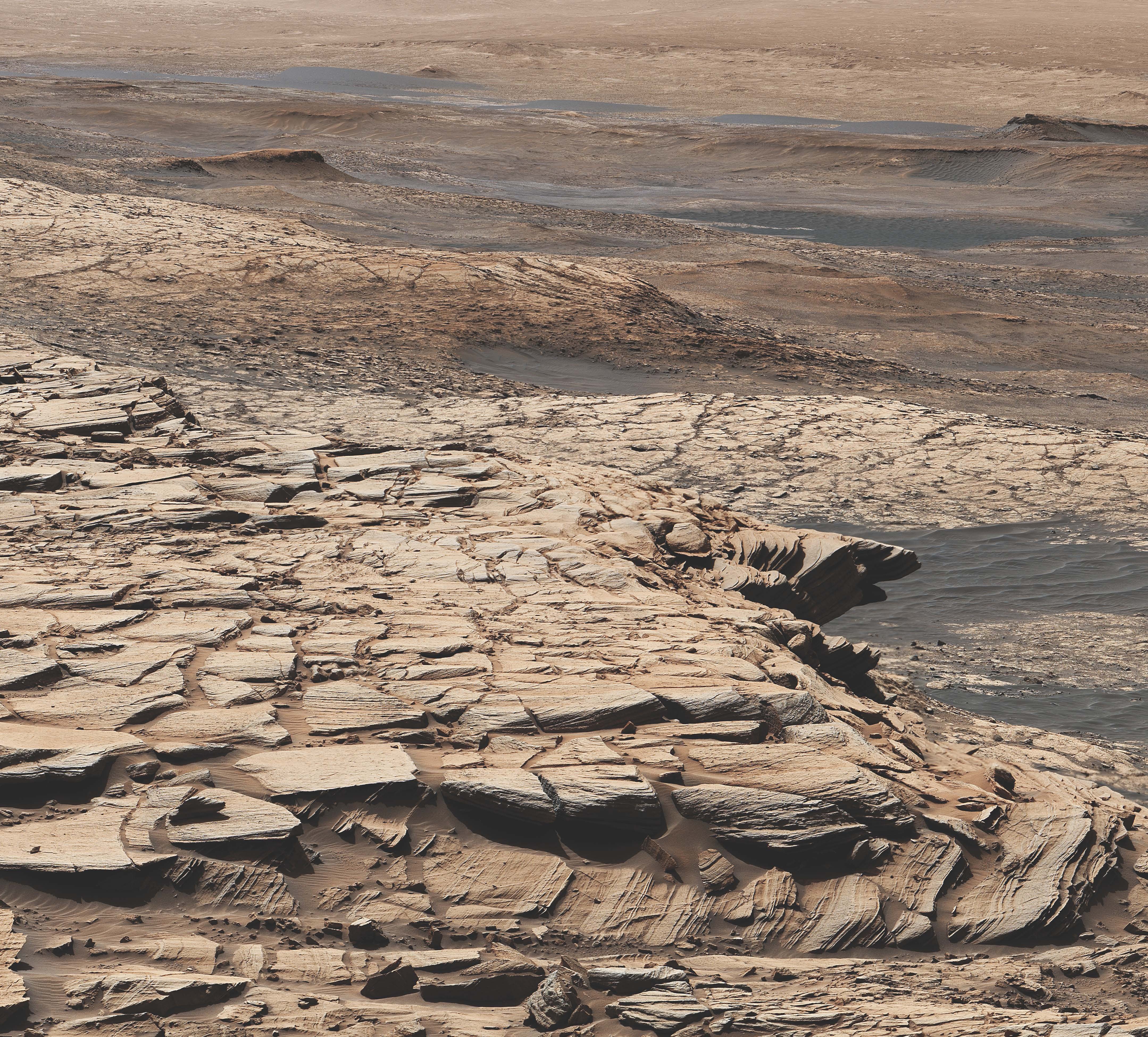 Dieses Mosaik wurde aus Bildern erstellt, die von der MAST-Kamera an Bord der NASA-Raumsonde Curiosity am Marstag 2729 oder dem ersten Tag der Mission aufgenommen wurden.  Landschaft zeigt die Stimson-Sandsteinformationen im Krater Gale.  An diesem allgemeinen Standort hat Curiosity das Edinburgh-Bohrloch gebohrt, von dem eine Probe mit Kohlenstoff 12 angereichert war.