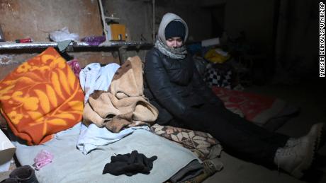 Ein Bewohner sitzt am 18. März 2022 im Keller eines Hauses in Mariupol, Ukraine.