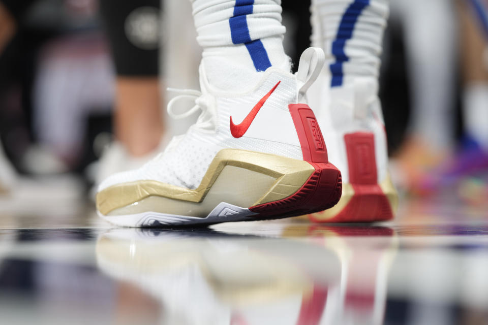 Nike-Basketballschuhe, die von den Los Angeles Clippers getragen werden, bewachen Eric Bledsoe (12) während der zweiten Hälfte eines NBA-Basketballspiels am Mittwoch, den 19. Januar 2022, in Denver.  Die Nuggets gewannen 130-128 in der Verlängerung.  (AP Foto/David Zalubowski)