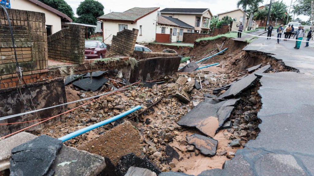 Überschwemmungen in Südafrika töteten 259 Menschen und zerstörten Straßen