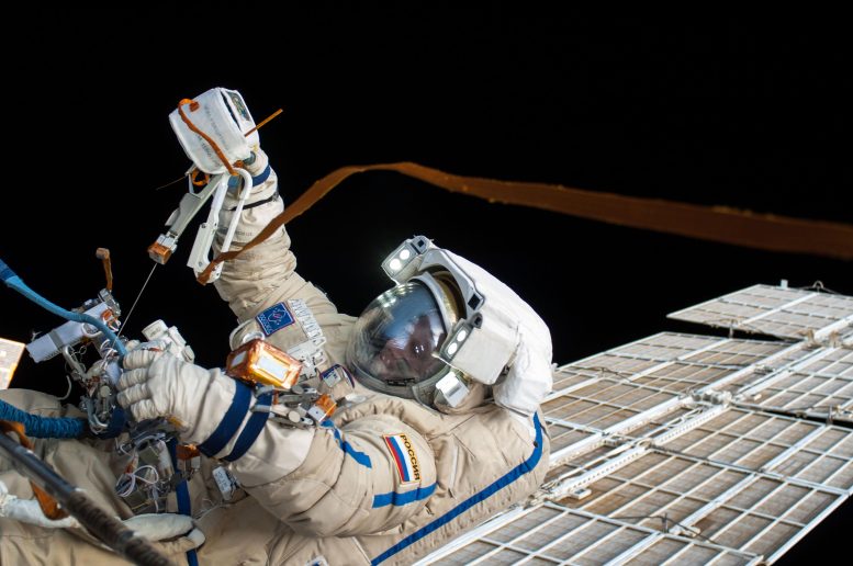 Der russische Kosmonaut Oleg Artemyev auf der Internationalen Raumstation