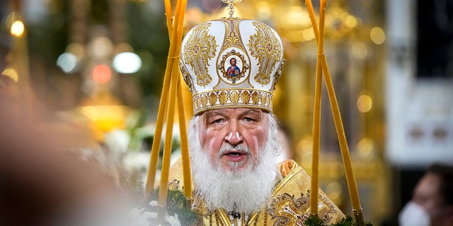 Der russisch-orthodoxe Patriarch Kirill hält am Donnerstag, den 6. Januar 2022, eine Weihnachtsmesse in der Christ-Erlöser-Kathedrale in Moskau, Russland.