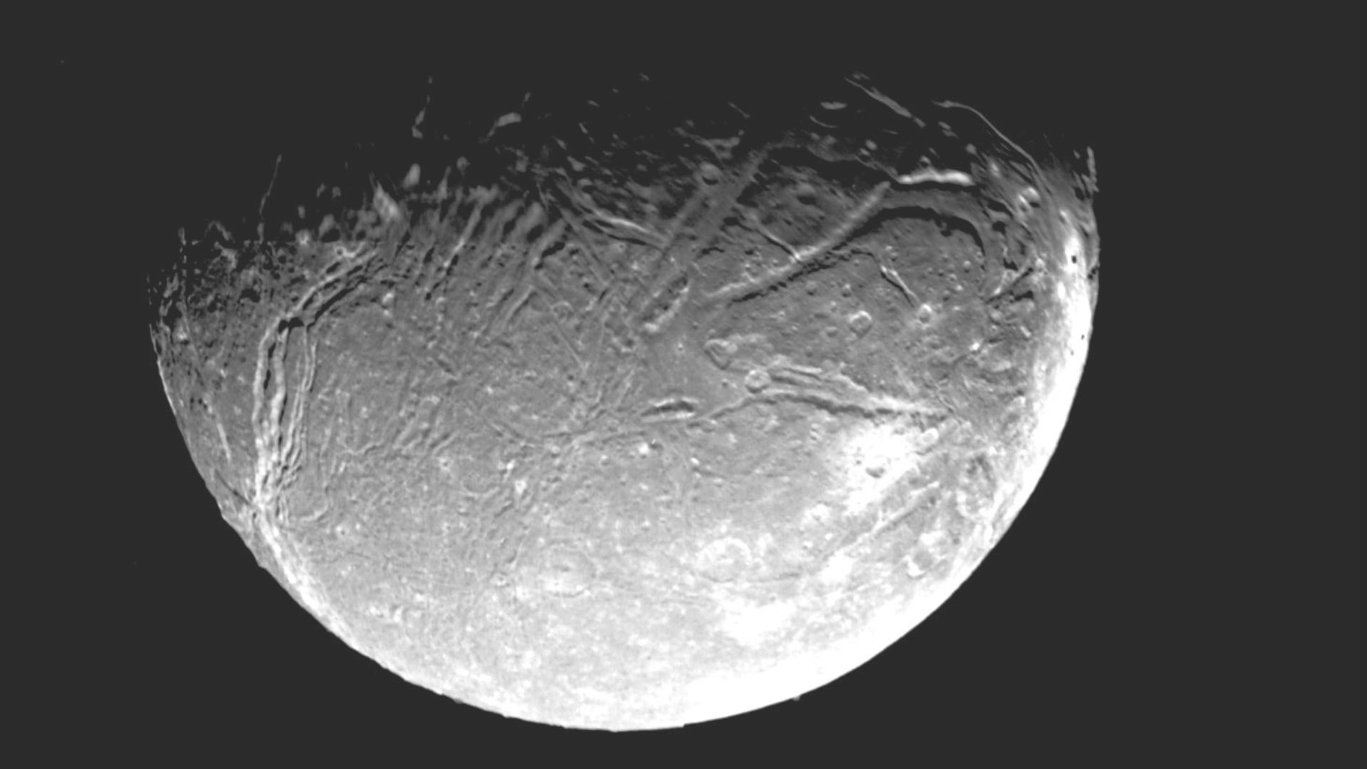 Das detaillierteste Bild in Voyager 2 von Ariel, dem Mond von Uranus, wurde 1986 aufgenommen.