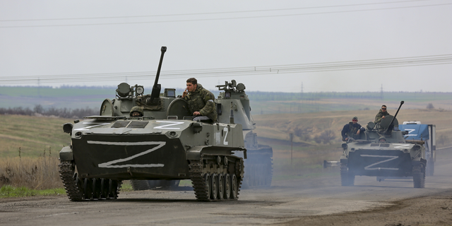 Russische Militärfahrzeuge fahren am Montag auf einer Autobahn in einem von russisch unterstützten Separatisten kontrollierten Gebiet in der Nähe von Mariupol in der Ukraine.