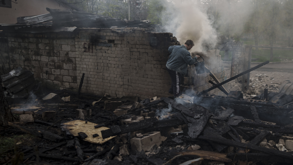 Russland isoliert besetzte Gebiete, erschießt Helfer, und die Ukraine setzt die Evakuierungen fort