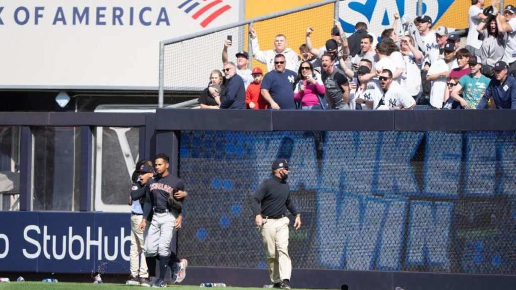Fans im Yankee Stadium werfen Müll und Bierdosen auf Spieler der Guardians, nachdem sie das Hinspiel gewonnen haben