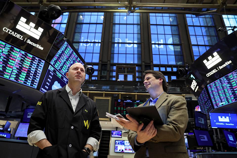 Händler arbeiten auf dem Parkett der New York Stock Exchange (NYSE) in New York City, USA, 4. April 2022. REUTERS/Brendan McDermid