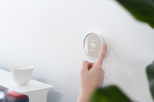Das Nest-Thermostat von Google ist ein gutes intelligentes Thermostat für Budgetbewusste, obwohl es nicht mit entfernten Temperatursensoren funktioniert oder wie das teurere Nest-Modell den Heiz- und Kühlplan Ihres Hauses kennenlernt.