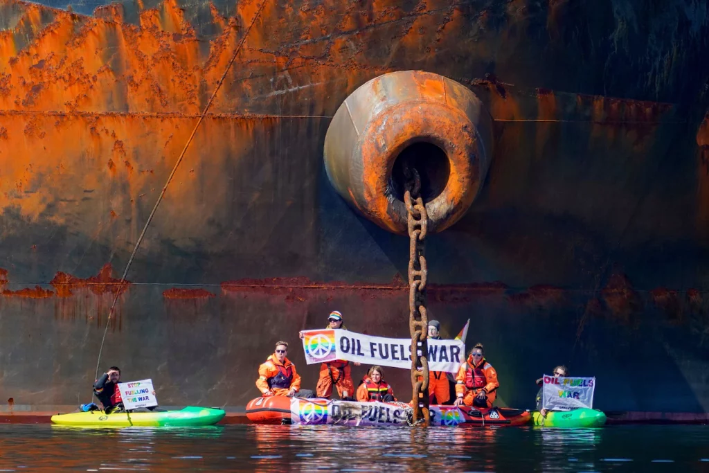 Demonstranten von Greenpeace in der Ukraine binden ein Kajak an einen russischen Öltanker