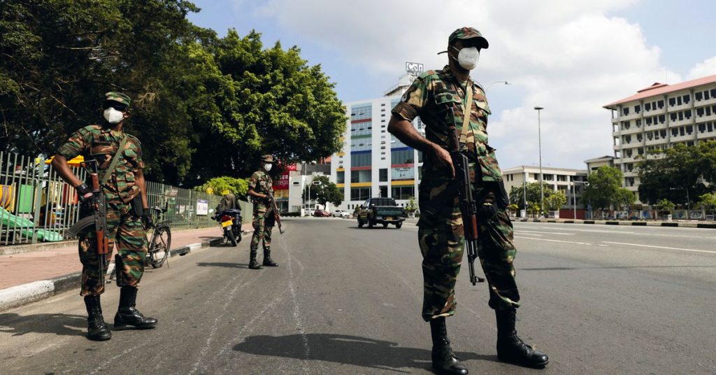 Die srilankische Polizei setzt Tränengas ein, um Proteste während der Ausgangssperre zu stoppen
