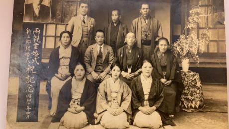 Das Foto zeigt Ken Tanaka, 1935, 32 Jahre alt, in der Mitte der ersten Reihe.