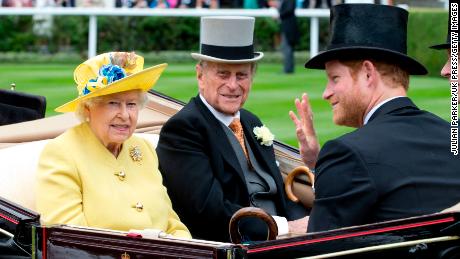 Prinz Harry ist mit seinen Großeltern Königin Elizabeth II. und Prinz Philip, Herzog von Edinburgh im Jahr 2016 in Ascot, England, abgebildet.