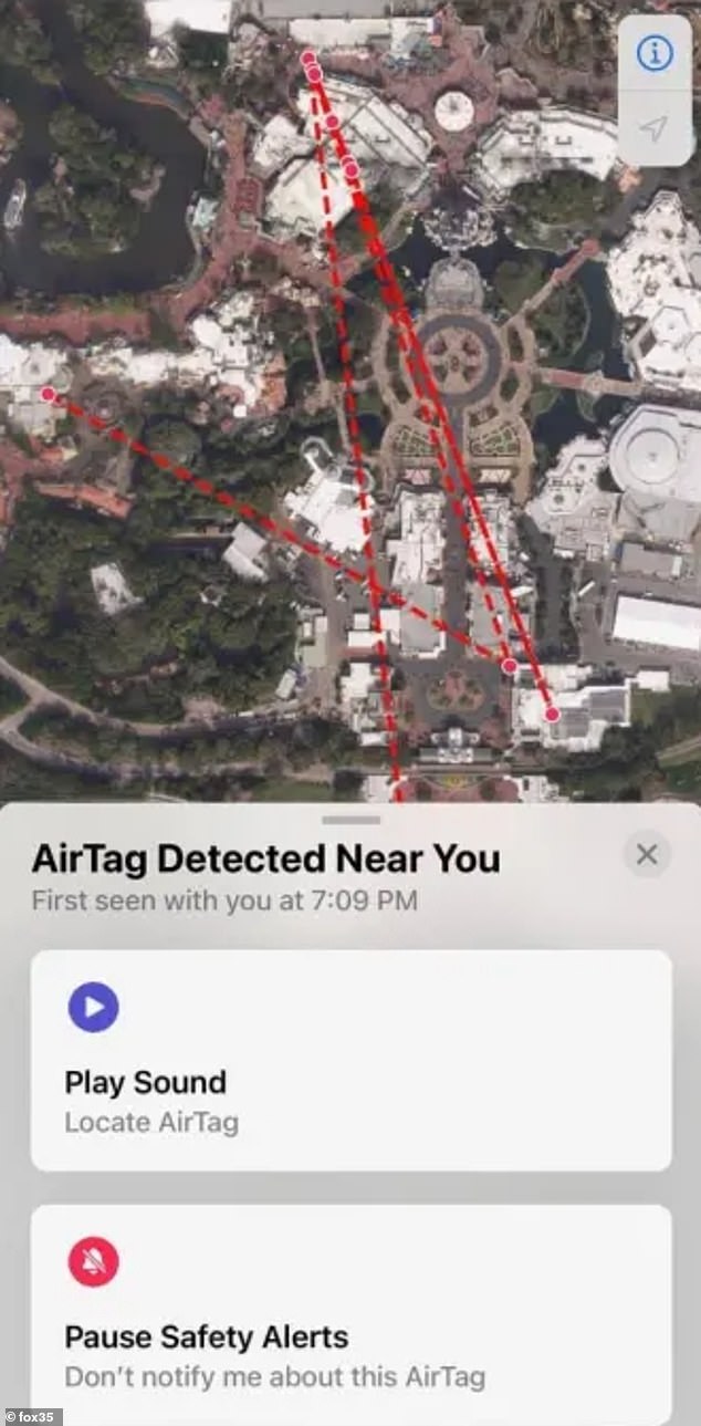 AirTag, das nicht zur Familie gehört, berichtete, dass es erstmals um 19:09 Uhr mit dem Paar entdeckt wurde, bevor es vier Stunden später, gegen 23:33 Uhr, eine Benachrichtigung erhielt Im Bild: Gaston betritt das Magic Kingdom in Walt Disney World