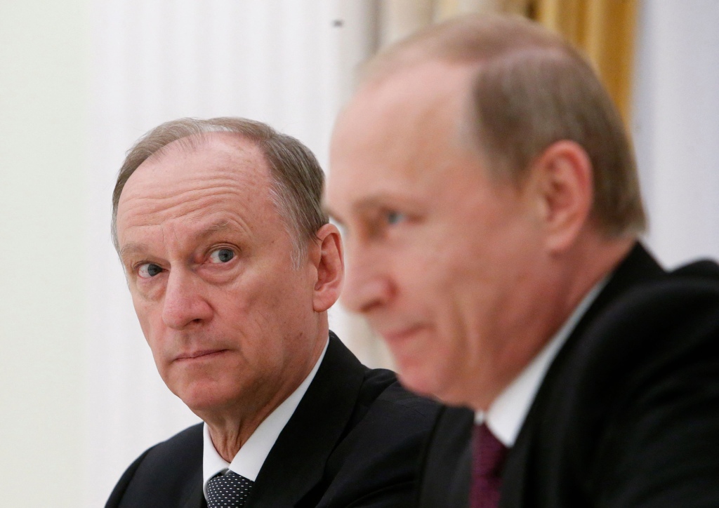Der Sekretär des russischen Sicherheitsrates, Nikolai Patruschew (l.), sieht Präsident Wladimir Putin während eines Treffens mit hochrangigen BRICS-Beamten, die für Sicherheitsangelegenheiten im Moskauer Kreml am 26. Mai 2015 verantwortlich sind, an.