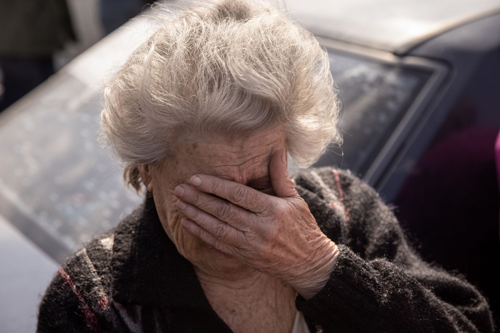 Dina, 81 aus Mariupol, reagiert, nachdem sie am 2. Mai 2022 in Zaporizhia, Ukraine, mit dem Auto an einem Evakuierungspunkt für Menschen angekommen ist, die aus Mariupol, Melitopol und den umliegenden, von Russland kontrollierten Städten fliehen. 