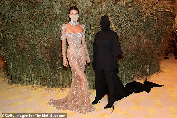 2021 - Schwester Kendall Jenner, links, stahl allen die Show bei Givenchy