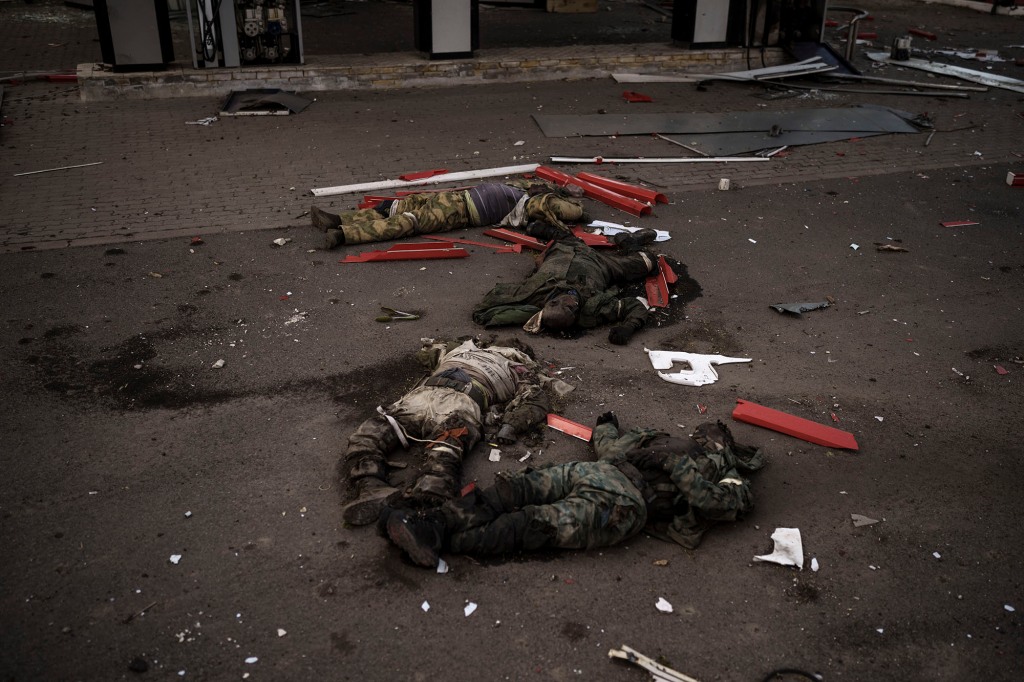 Unbekannte Leichen, bei denen es sich vermutlich um russische Soldaten handelt.
