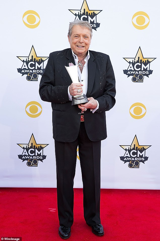 Musiklegende: Mickey Gilly, der Country-Sänger, der in den 70er und 80er Jahren eine Reihe von Blockbuster-Hits hatte, ist im Alter von 86 Jahren gestorben;  2015 gesehen