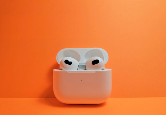 Die neueste Reihe von AirPods könnte sich lohnen, wenn Sie die üblichen iPhone-freundlichen Annehmlichkeiten von Apples echten drahtlosen Ohrhörern und einen überdurchschnittlichen Klang von einem offenen Design wünschen.