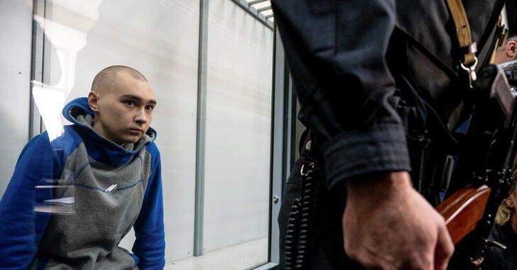 Der ukrainische Generalstaatsanwalt fordert in einem Kriegsverbrecherprozess lebenslange Haft für einen russischen Soldaten