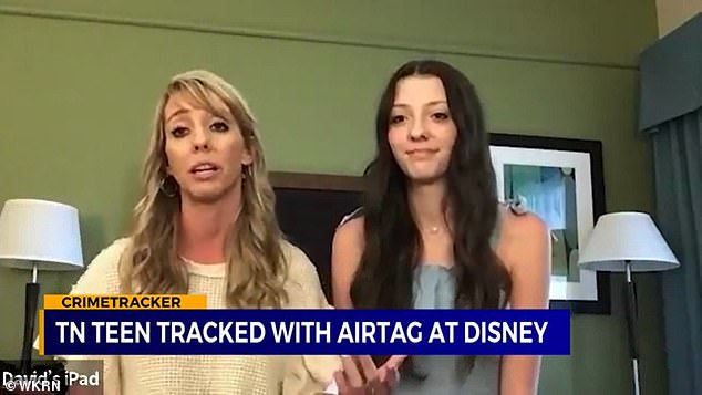 Jennifer Gaston sagte, sie habe einen AirTag entdeckt, der sie und ihre 17-jährige Tochter Madison (rechts) verfolgte, als sie zu ihrem Auto auf der Walt Disney World-Linie in Orlando, Florida, zurückkehrten.  Der Ehemann erhielt eine Benachrichtigung auf Madisons Telefon