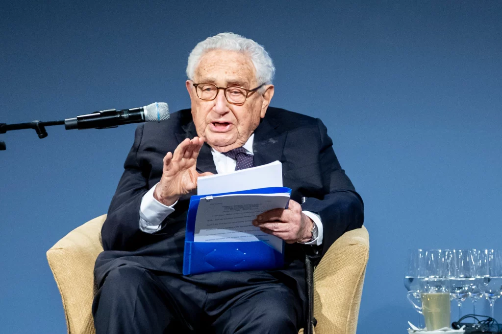 Henry Kissinger sagt, die Ukraine solle Territorium an Russland abtreten, um den Krieg zu beenden