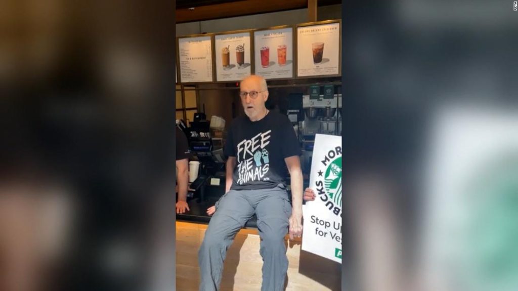 James Cromwell legte seine Hand auf eine Starbucks-Theke, um gegen die vegane Milchsteuer zu protestieren