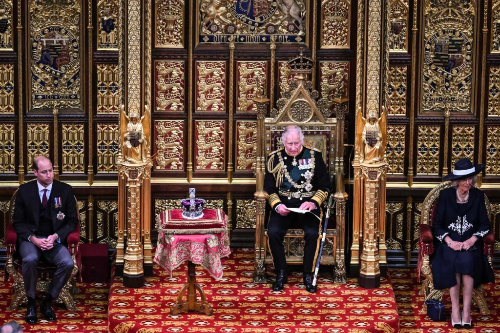 Prinz Charles steht vor der Rede von Queen Elizabeth im Parlament