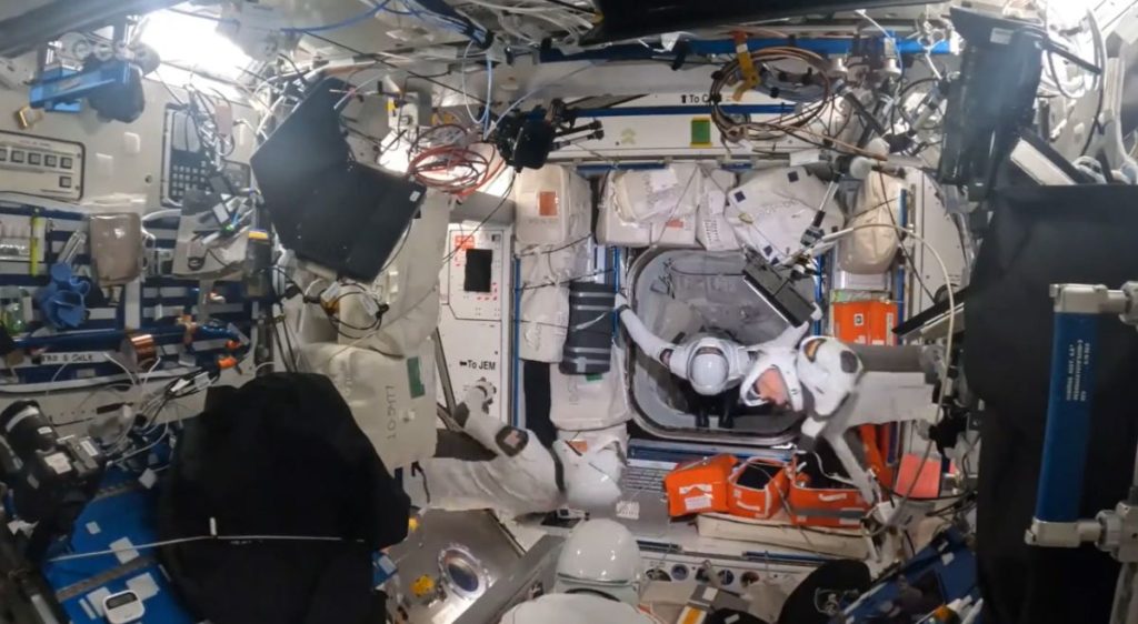 Sehen Sie sich die SpaceX Crew-3-Astronauten in einem lustigen Weltraumkleid-Video beim „Walzen“ im Weltraum an