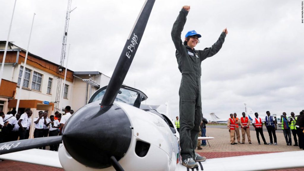Teenager-Pilot landet bei Rekordflugversuch in Kenia
