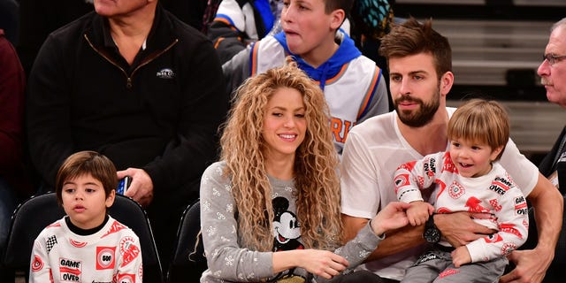 Shakira, Gerard Pique und ihre beiden Söhne besuchen am Weihnachtstag 2017 das Spiel der New York Knicks gegen die Philadelphia 76ers im Madison Square Garden.