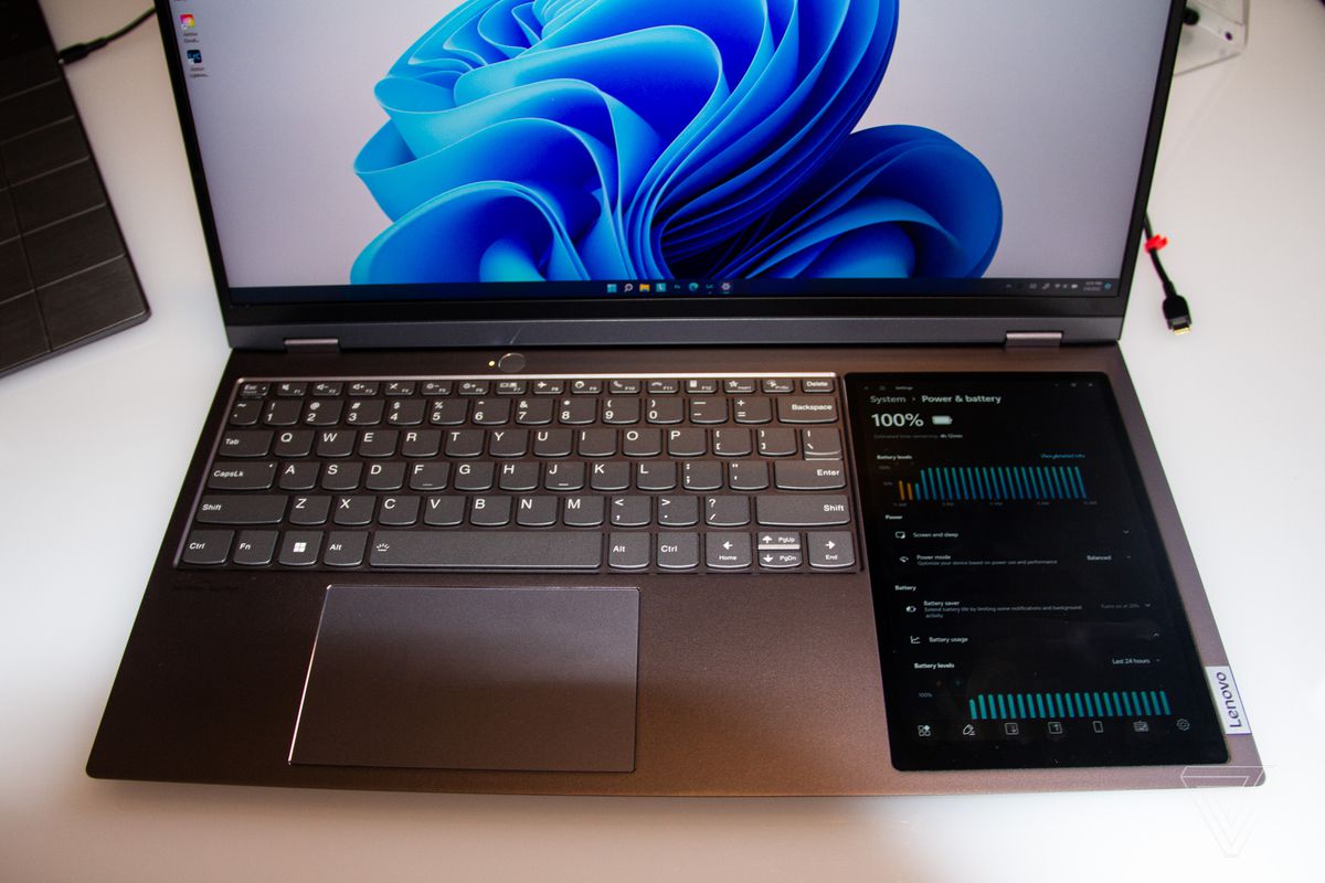 Lenovo ThinkBook plus Tastatur der 3. Generation von oben gesehen.  Der Hauptbildschirm zeigt einen blauen Wirbel auf weißem Hintergrund.