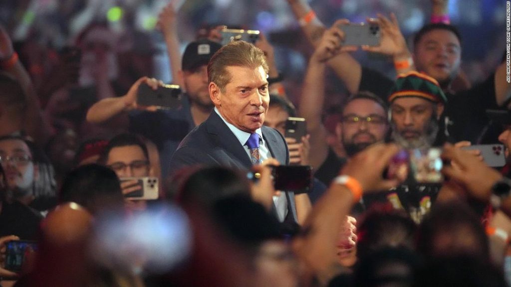 Vince McMahon betritt die „Smackdown“-Phase, nachdem Vorwürfe wegen Fehlverhaltens aufgetaucht sind