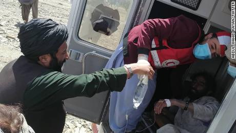 Freiwillige der Afghan Red Crescent Society helfen den vom Erdbeben betroffenen Menschen in der Region Ghayan.