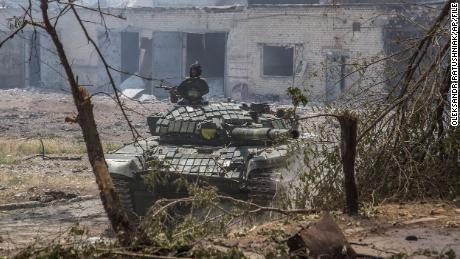 Ein ukrainischer Panzer wird am 8. Juni während schwerer Kämpfe an der Front in Sewerodonezk positioniert.