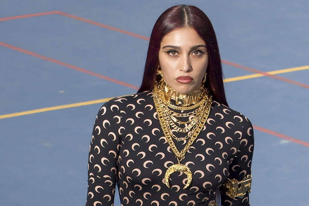 Lord Lyon, Madonnas Tochter, trägt Goldketten auf dem Laufsteg der Marine Seri Modenschau